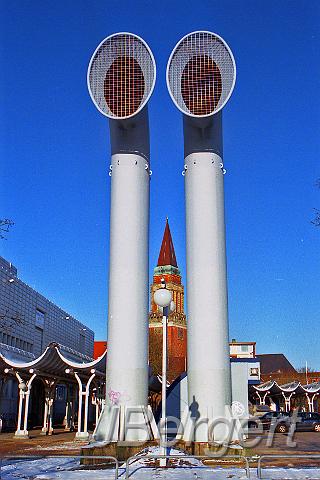 F001801.jpg - Abluftschächte vor Rathausturm (Kiel) - dicke Luft!